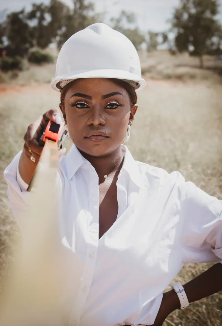 Professionnelle sur un chantier, casque blanc